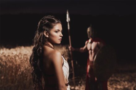 Αμερικανός συγγραφέας: “Οι αρχαίες Σπαρτιάτισσες φορούσαν μίνι και είχαν πανέμορφα γυμνασμένα πόδια”