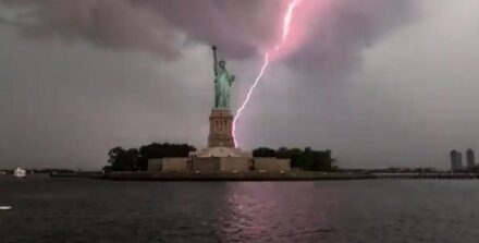 Εντυπωσιακό βίντεο – Κεραυνός χτυπάει το άγαλμα της Ελευθερίας