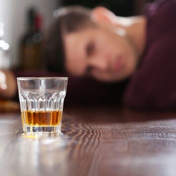 Προσοχή! Δείτε τι προκαλεί η κατανάλωση αλκοόλ με άδειο στομάχι