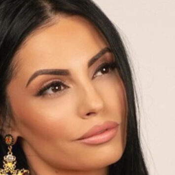 Η Δήμητρα Αλεξανδράκη ποζάρει φορώντας μόνο ένα καπέλο