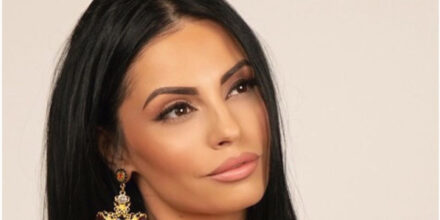 Η Δήμητρα Αλεξανδράκη ποζάρει φορώντας μόνο ένα καπέλο