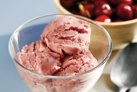 Καταπληκτικό και πανεύκολο παγωτό βύσσινο με γιαούρτι!