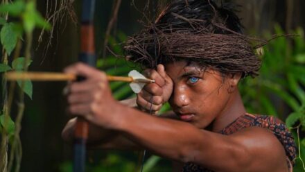 Αυτή η ξεχωριστή φυλή στην Ινδονησία έχει μπλε, διαπεραστικά μάτια – Δείτε φωτογραφίες