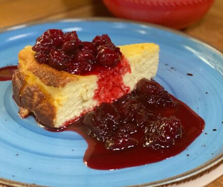 Τσιζκέικ με καραμελωμένα βύσσινα του Στέλιου Παρλιάρου