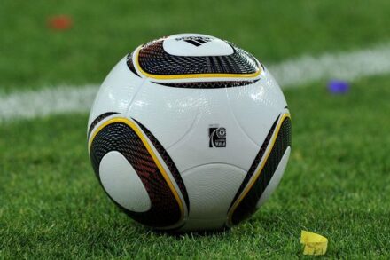 Απίθανος ζογκλέρ του δρόμου στη Μονμάρτη κάνει… διαστημικά μαγικά με την μπάλα [βίντεο]