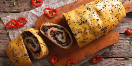 Συνταγή για ρολό πατάτας με γέμιση κιμά και κρέμας ανθότυρου